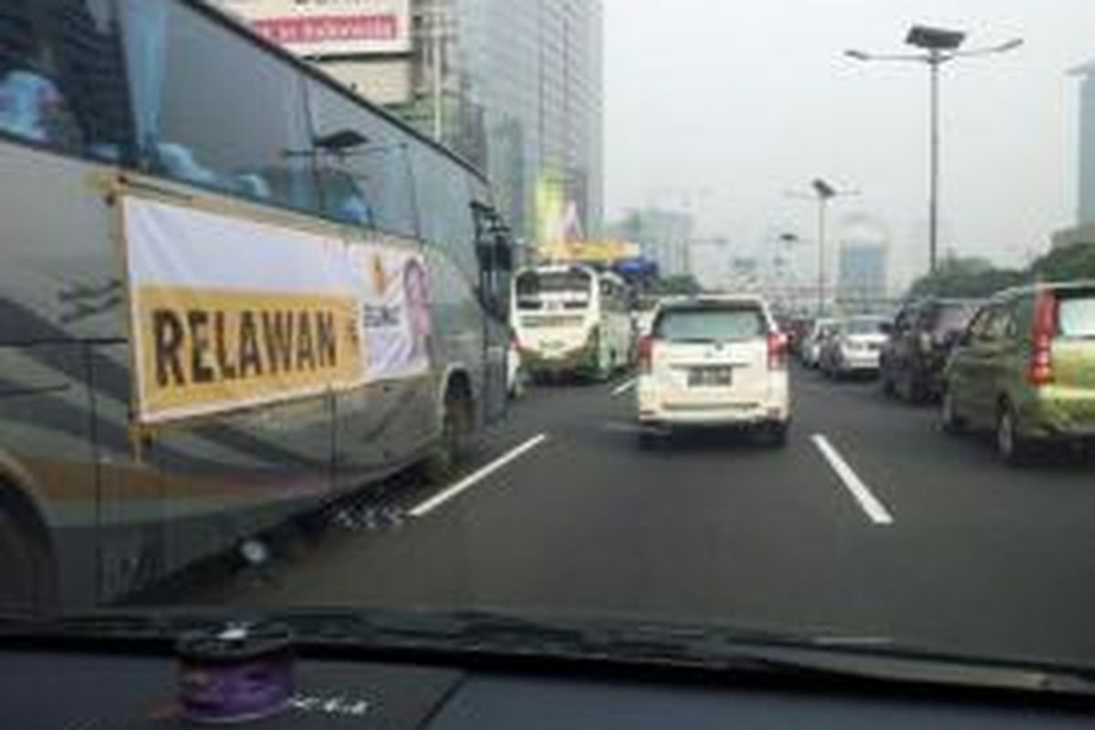 Kondisi lalu lintas di tol Cawang ke arah Semanggi, Minggu (16/3/2014). Kendaraan mengantri di sekitar kawasan Senayan dan Slipi menyusul acara kampanye Partai Keadilan Sejahtera (PKS) di Gelora BUng Karno dan wisuda di Jakaarta Convention Centre.