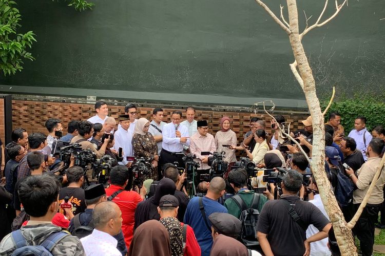Konferensi pers Anies Baswedan, Muhaimin Iskandar dan Kapten Timnas Amin di Lebak Bulus, Jakarta Selatan, Selasa (30/4/2024). Dalam kesempatan itu, ketiga tokoh mengumumkan secara resmi pembubaran Timnas Amin. 