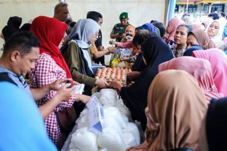TRIBUN MEDAN/ANISA RAHMADANI
Sejumlah warga sedang mengantre untuk membeli kebutuhan bahan pokok di Pasar Murah di Kecamatan Medan Area, Medan, Kamis (7/3/2024). Kegiatan pasar murah ini diadakan selama bulan Ramadhan. 