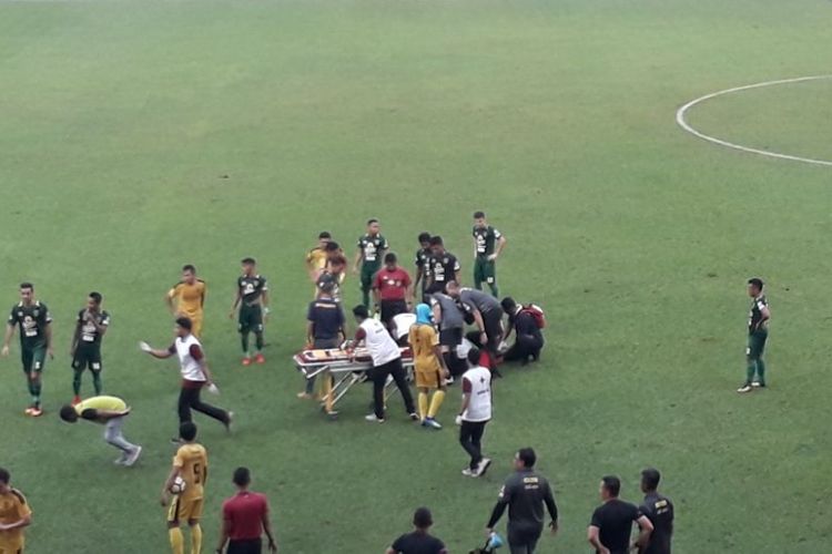 Pemain Persebaya Surabaya, Andri Muladi, mendapat pertolongan usai insiden dalam pertandingan melawan Bhayangkara FC, Rabu (11/7/2018).