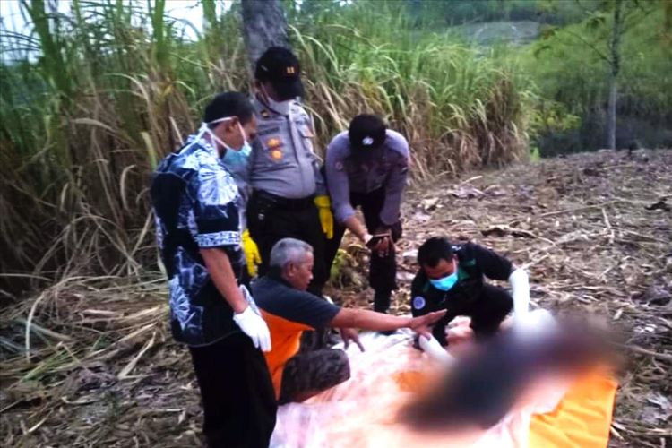 Pikun Suwarti warga Getas  Kabupaten Blora Jawa Tengah ditemukan membusuk di tengah kebun tebu di Kabupaten Ngawi.