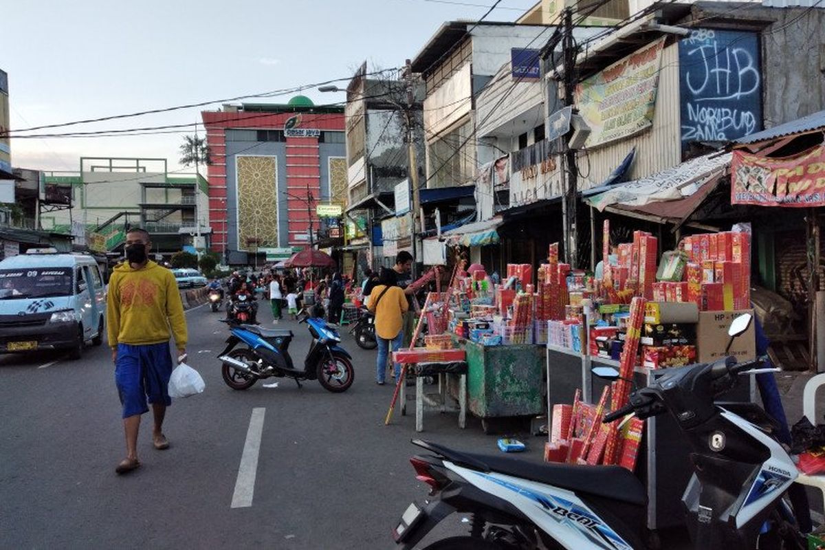 Aktivitas pedagang kembang api di sekitar Pasar Tanah Abang, Jakarta Pusat, Sabtu (23/5/2020) 