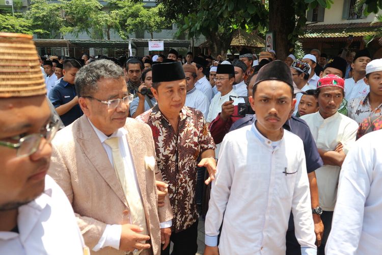 Pengacara Hotman Paris Hutapea saat memasuki pesantren Tebuireng Jombang untuk memberikan penghormatan penghormatan kepada almarhum KH. Salahuddin Wahid (Gus Sholah), Senin (3/2/2020).