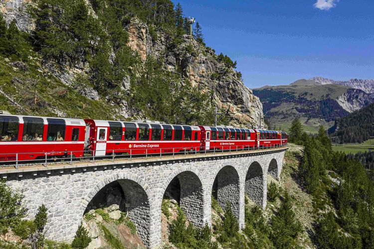 Ilustrasi kereta panorama Bernina Express di Swiss.
