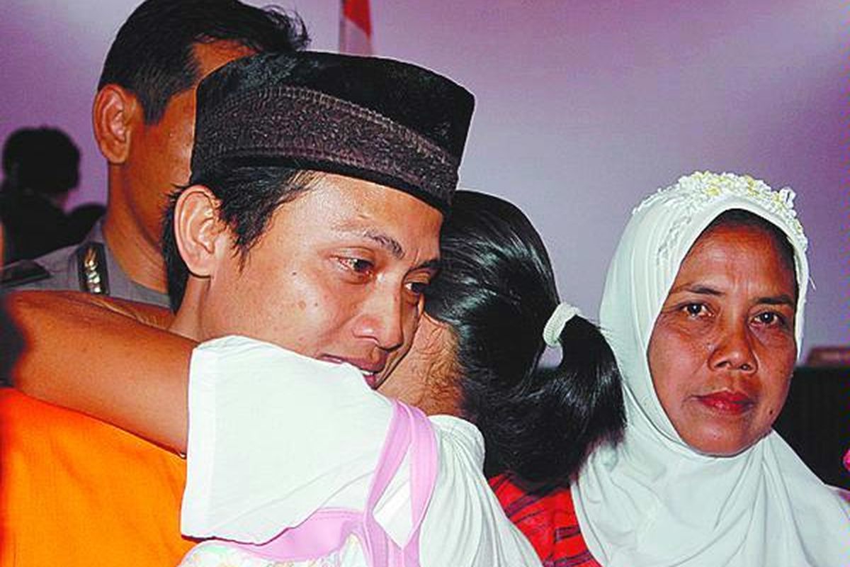 Maman Sugianto alias Sugik (28) yang didakwa melakukan pembunuhan terhadap korban yang sebelumnya dinyatakan sebagai Moh Asrori, Kamis (28/8), dipeluk salah seorang kerabatnya seusai menjalani persidangan pertama di Pengadilan Negeri Jombang. Selama menjalani persidangan, Sugik didampingi sejumlah keluarga dekatnya. 