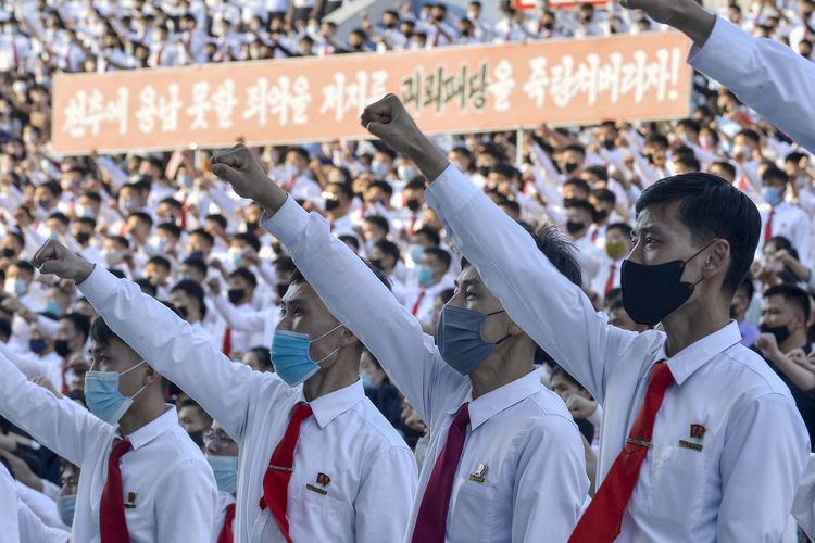 Para pemuda dan pelajar di Korea Utara memakai masker sambil melancarkan protes menentang selebaran anti-Korut, yang disebar para pembelot berbasis di Korea Selatan. Selebaran provokatif itu mengecam rezim Kim Jong Un di Korut. Foto diambil pada 6 Juni 2020, dan dipublikasikan Kyodo pada 7 Juni 2020.