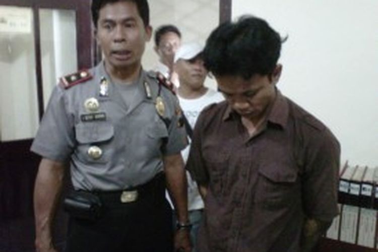 Kapolsek Banjarsari Solo menangkap tersangka penganiayaan, Rabu (26/6/2013).