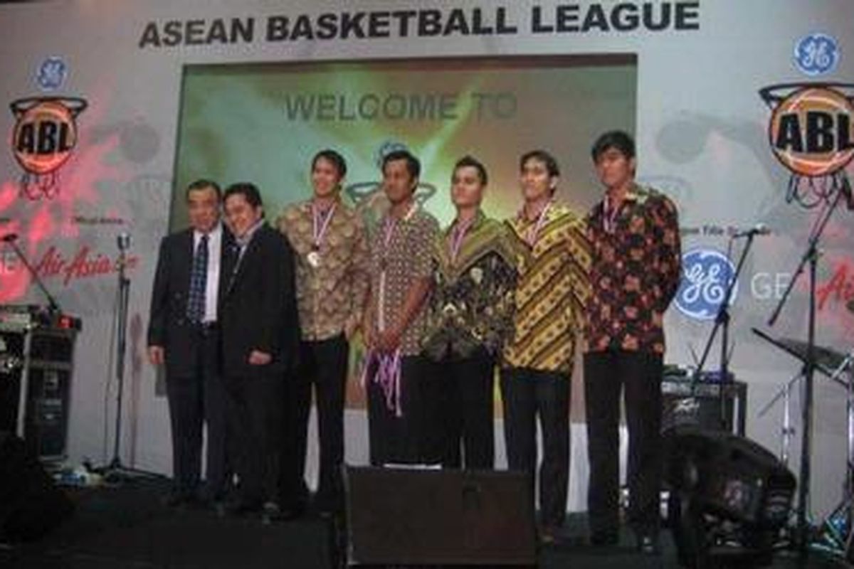President SEABA Erick Thohir (2 dari kiri), berpose dengan manajer dan pemain Satria Muda BritAma usai pengalungan medali perak ABL 2009/10, Selasa (9/3/10) di Kuala Lumpur. Pada ABL 2010/2011, Indonesia bakal punya dua tim yang tampil di turnamen bergengsi ini.