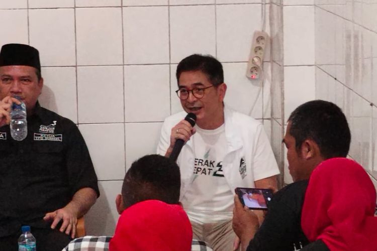 Ketua Tim Pemenangan Nasional (TPN) Ganjar-Mahfud, Arsjad Rasjid (memegang mic) saat bicara di hadapan relawan Rumah Bersama Pelayan Rakyat (RBPR) Palembang, Sumatera Selatan, Jumat (5/1/2024).
