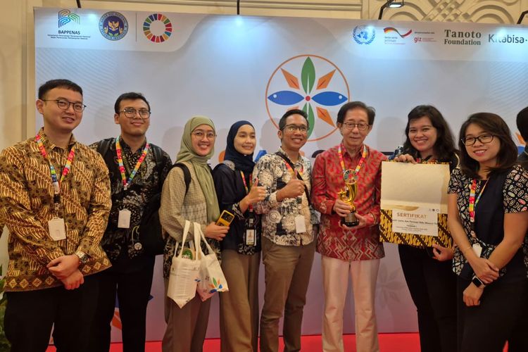 Direktur Sido Muncul, Dr (HC) Irwan Hidayat bersama tim dalam ajang Indonesia?s SDGs Action Awards 2025 di Jakarta, Rabu (19/11/2025). 
