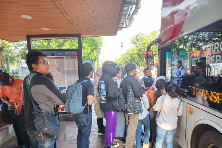 Penumpang yang mengantre di halte IRTI Monas untuk menaiki bus wisata Transjakarta, Selasa (7/3/2023). 