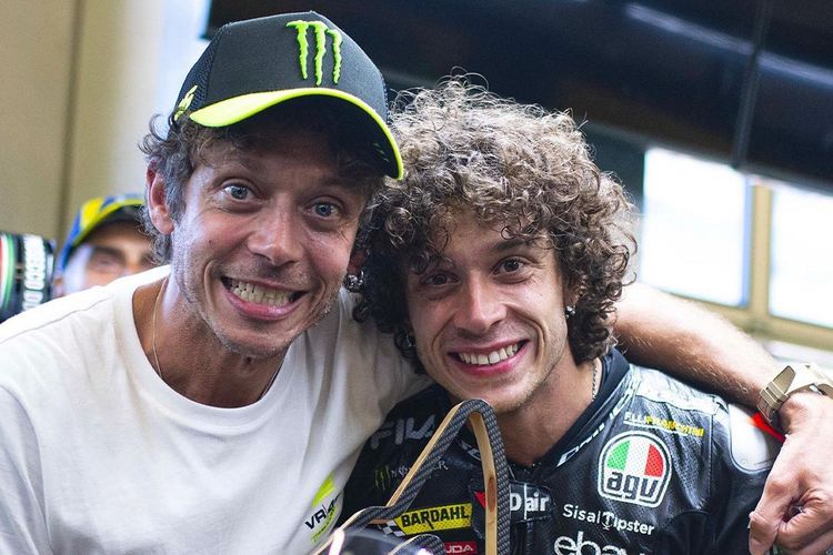 Valentino Rossi dan Marco Bezzecchi usai MotoGP Austria 2023