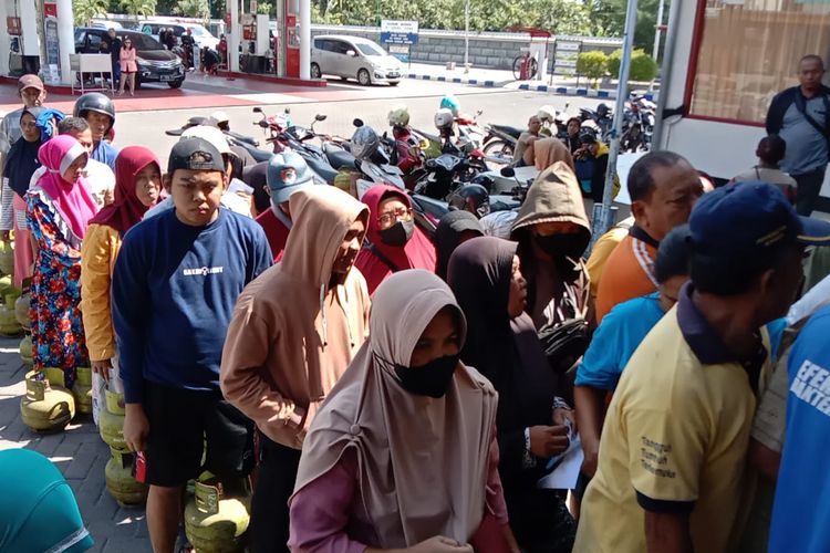 Foto: Para warga ketika mengantri beli gas LPG 3 kilogram di SPBU Karangasem Kelurahan Patokan, Kabupaten Situbondo, Provinsi Jawa Timur.