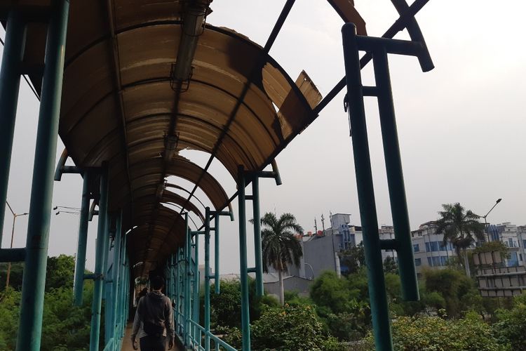 Kondisi JPO yang atapnya bolong di Kedoya, Jakarta Barat, Selasa (26/11/2019)
