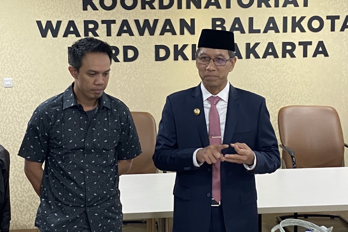 Penjabat Gubernur DKI Jakarta Heru Budi Hartono mengatakan, jajarannya telah menindak sekelompok orang yang meminta uang ke pengendara motor untuk bisa melintasi trotoar di dekat Gedung DPR RI. Pernyataan itu disampaikan saat berada di .