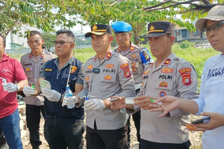 Polisi menggerebek Kampung Boncos di Kota Bambu Selatan, Palmerah, Jakarta Barat, Selasa (18/7/2023). 