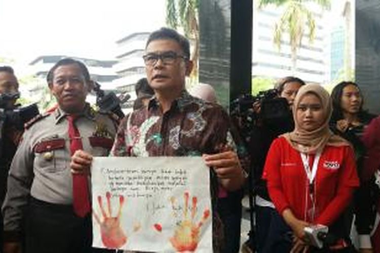 Pimpinan Sementara Komisi Pemberantasan Korupsi (KPK), Johan Budi SP, turut membubuhkan cap tangan sebagai bentuk dukungan antikorupsi, di Gedung KPK, Kuningan, Jakarta Selatan, Senin (30/11/2015)