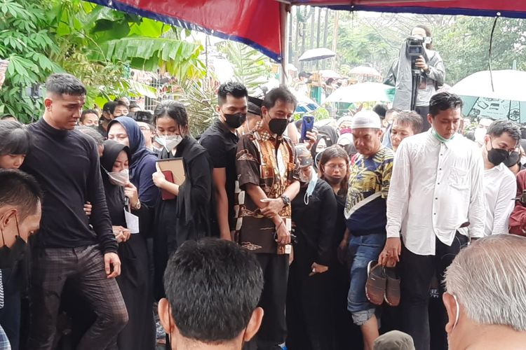 Suasana pemakaman Vanessa Angel dan Bibi Andriansyah di Taman Pemakaman Malaka, Ulujami, Jakarta Selatan, Jumat (5/11/2021). Isak tangis keluarga iringi pemakaman keduanya