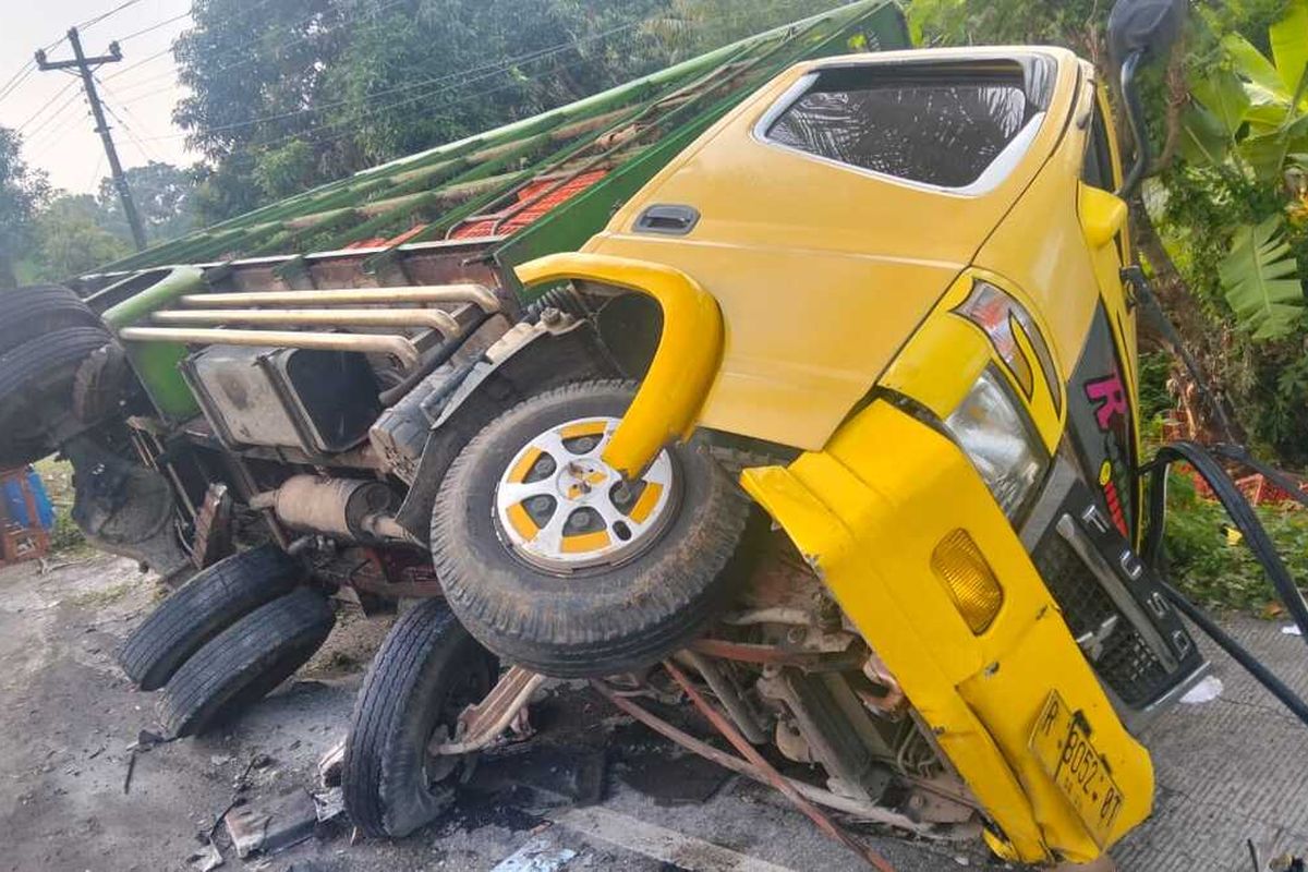 Truk muatan ayam menabrak beton jembatan di jalan Wates – Purworejo pada wilayah padukuhan Mlangsen, kalurahan Palihan, kapanewon Temon, kabupaten Kulon Progo, Daerah Istimewa Yogyakarta. Diduga sopir mengantuk sehingga truk mengalami kecelakaan tunggal.