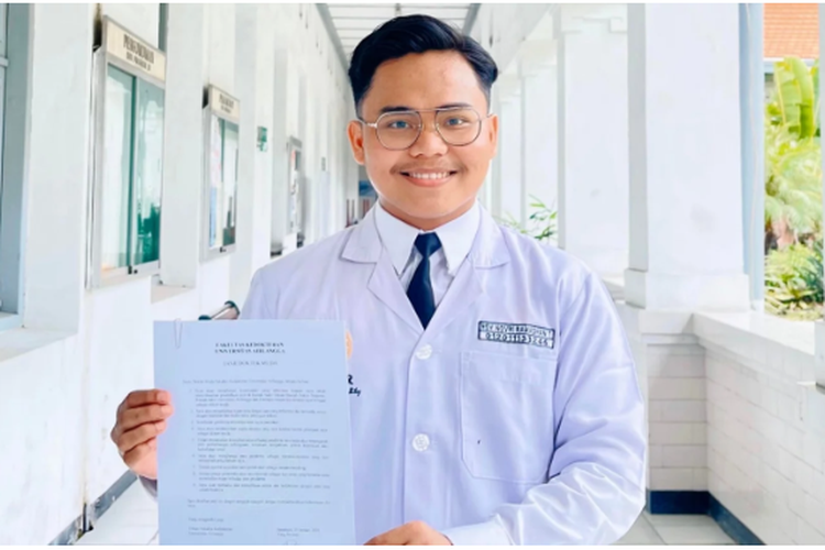 Gagal 17 kali masuk Fakultas Kedokteran, Roy Novri Ramadhan dinobatkan jadi wisudawan Unair (Universitas Airlangga).