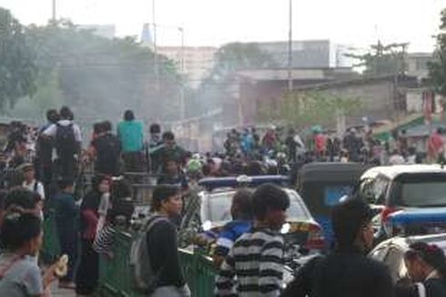 Tawuran di Depan Stasiun Manggarai, Warga Panik