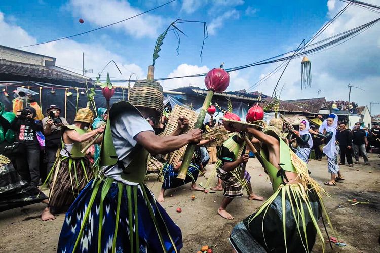 Perang Tomat Pecah di Lembang, Tradisi yang Lahir dari Protes Anjloknya Harga Tomat