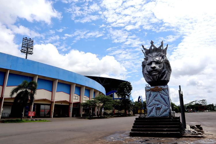 Pasca 2 bulan Tragedi Kanjuruhan, suasana sepi tampak di sekitar Monumen Singa Tegar yang bereda dilingkup Stadion Kanjuruhan Kepanjen, Kabupaten Malang, Kamis (1/12/2022) siang.