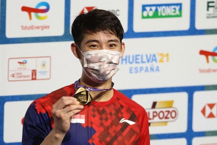 Peraih medali emas Loh Kean Yew dari Singapura merayakan di podium setelah memenangkan pertandingan bulu tangkis final tunggal putra Kejuaraan Dunia BWF di Huelva, pada 19 Desember 2021.