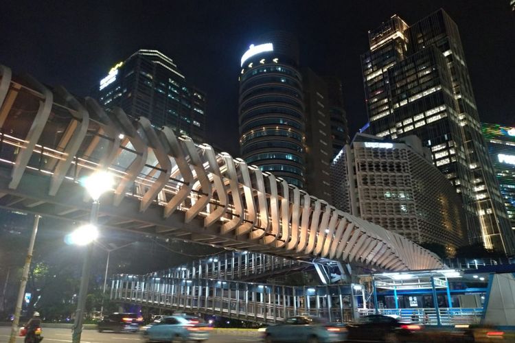 Revitalisasi Jembatan Penyebrangan Orang (JPO) Polda Metro Jaya. Foto diambil Senin (11/2/2019).