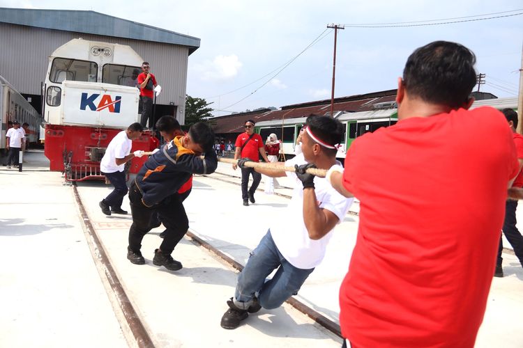 Bukan Tarik Tambang Biasa, Pegawai KAI Sumbar Adu Kompak Tarik Lokomotif 42 Ton