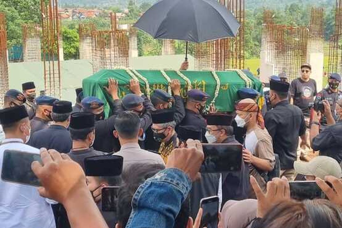 Prosesi pemakaman Emmeril Kahn Mumtadz, putra Gubernur Jawa Barat Ridwan Kamil, Senin (13/6/2022).