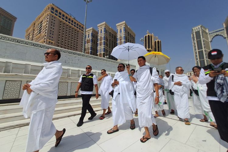 Jemaah haji Indonesia mengenakan pakaian ihram untuk melaksanakan ibadah di Masjidil Haram.