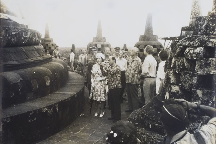 Ratu Elizabeth II pernah mengunjungi Candi Borobudur di Kabupaten Magelang, Jawa Tengah, pada tahun 1974 silam. Kala itu candi peninggalan Dinasti Syailendra abad ke-9 tersebut sedang dalam tahap pemugaran ke-2 sejak tahun 1973 sampai 1983.