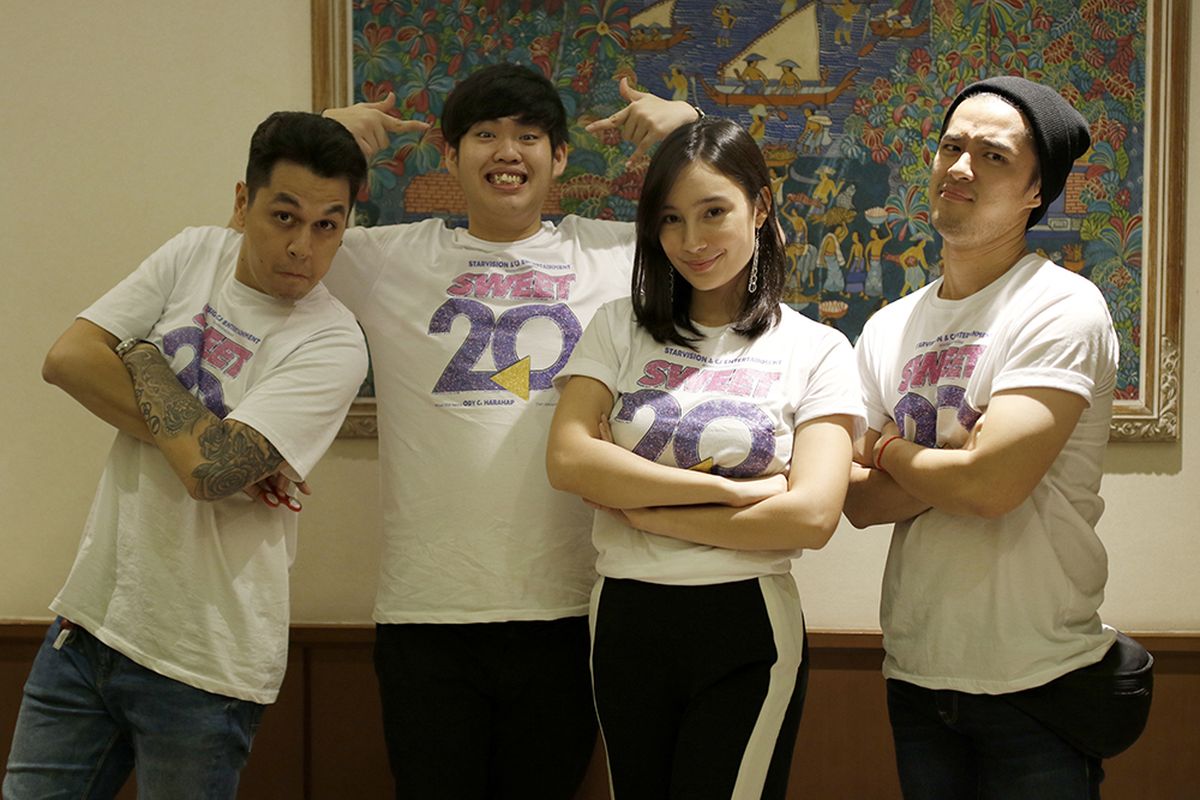 Kevin Julio, Tommy Limm, Tatjana Saphira dan Morgan Oey (kiri ke kanan) berpose usai mengunjungi redaksi Kompas.com di Gedung Kompas Gramedia, Jakarta, Selasa (13/6/2017). Mereka tengah mempromosikan film Sweet 20 yang dibintanginya dan dijadwalkan tayang serentak di gedung bioskop Tanah Air mulai 25 Juni mendatang.