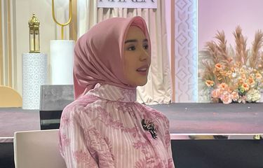Aktris Beby Tsabina saat diwawancarai dalam jumpa pers film Setetes Embun Cinta Niyala i Dharmawangsa, Jakarta Selatan, Rabu (19/3/2025).