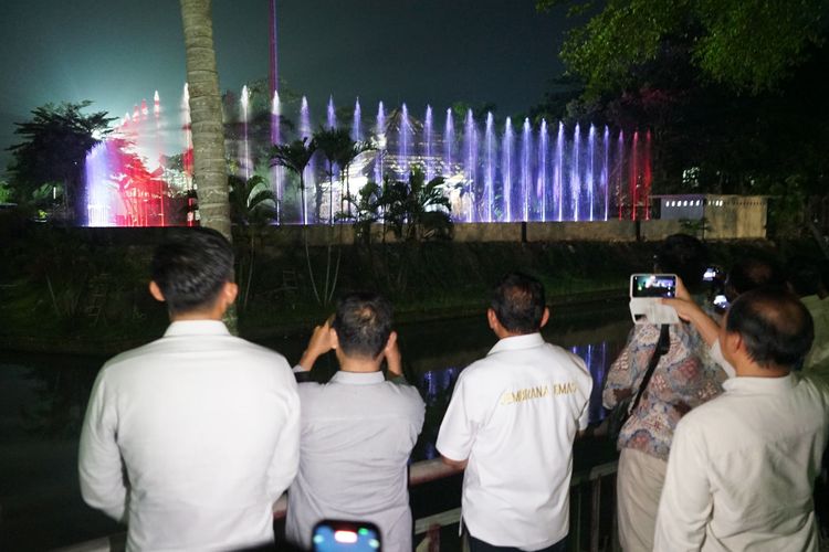 Suasana uji coba dancing fountain yang dihadiri Bupati Jembrana, I Nengah Tamba bersama Sekda hingga sejumlah anggota DPRD Jembrana. 