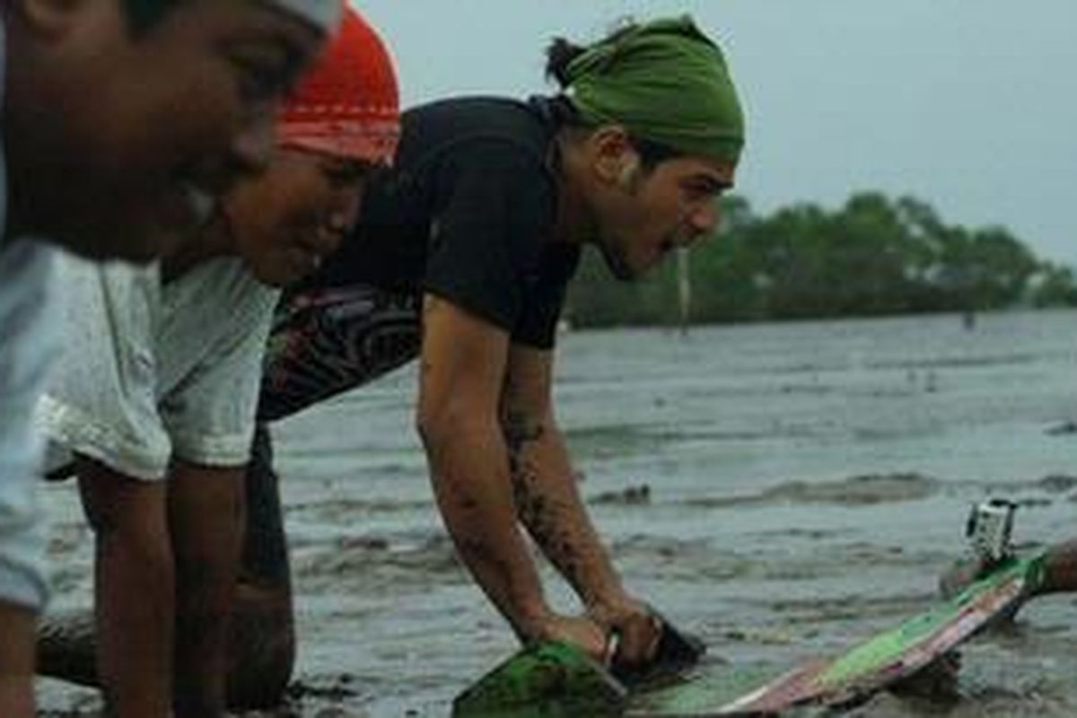Permainan skilot, berselancar di atas lumpur khas Desa Tambak Lekok, Pasuruan, Jawa Timur.