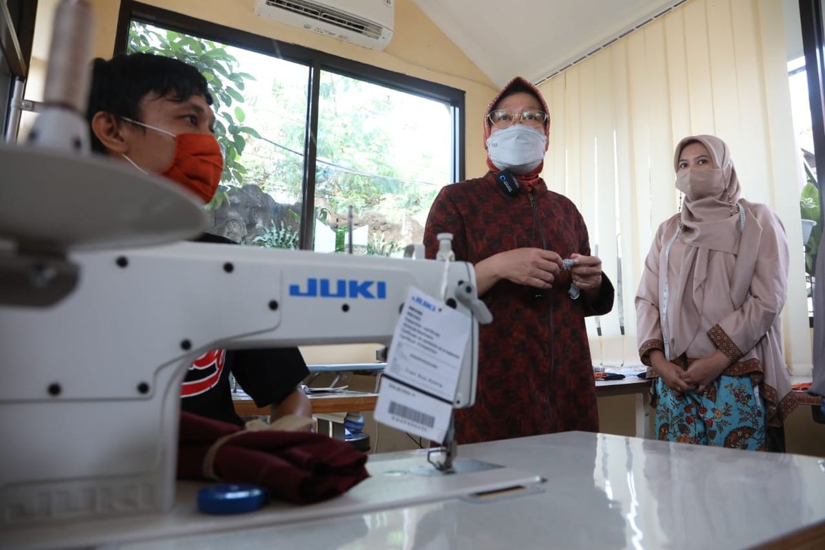 Menteri Sosial Tri Rismaharini dalam acara peresmian Sentra Kreasi Atensi Balai Rehabilitasi Sosial Disabilitas Mental Ciung Wanara Cibinong, Bogor, Sabtu (12/6/2021).
