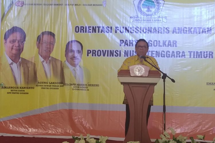 Ketua Dewan Pakar DPP Partai Golkar Agung Laksono, saat memberikan pembekalan kegiatan orientasi fungsionaris angkatan II Partai Golkar NTT, di Kupang, Rabu (9/5/2018).