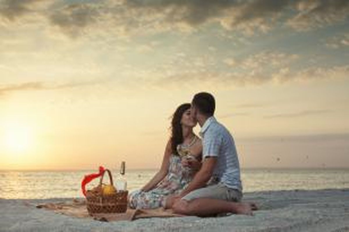 Pantai tidak pernah gagal menjadi salah satu tempat romantis bagi pasangan yang tengah jatuh cinta.