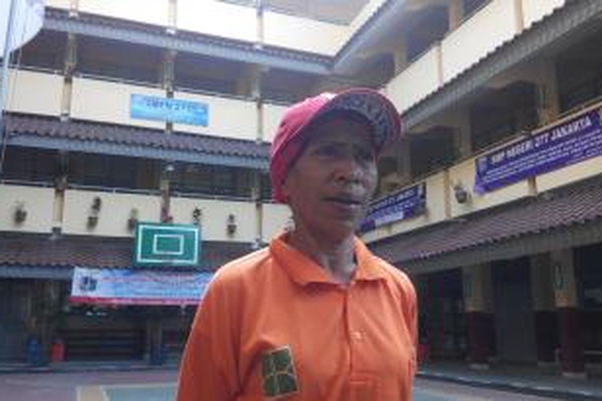 Oma Meity (55), saat mendatangi SMPN 277, Koja, Jakarta Utara untuk mempertanyakan status verivikasi cucunya di sekolah tersebut, Senin (27/7/2015).