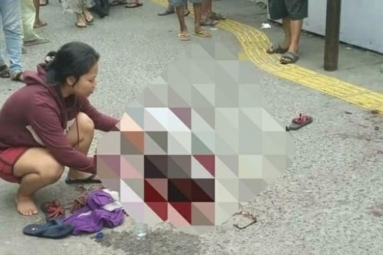 Warga mendekati korban akibat dibacok anak kandungnya di Cengkareng, Selasa (9/4/2024). 