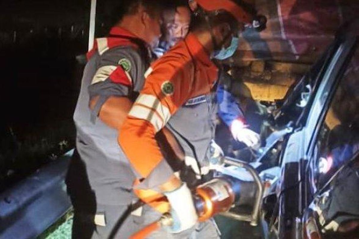 KECELAKAAN: Mobil yang ditumpangi Alamudin Dimyati Rois mengalami kecelakaan di Km 316+000 A Tol Pemalang-Batang, Jumat (2/5/2025) pukul 02.19 WIB. Dalam kejadian ini, dua orang meninggal dunia di tempat dan dua lainnya mengalami luka berat.