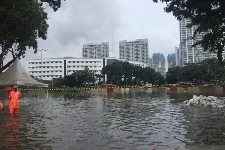 alan bawah tanah atau underpass Kemayoran di persimpangan Jalan HBR. Motik Kemayoran Jakarta pada Selasa terlihat tenggelam. 