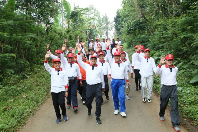 Ketua Mahkamah Agung Hatta Ali bersama ratusan hakim se-Indonesia menggelar sejumlah rapat kerja di Kabupaten Banyuwangi. Di sela kegiatan, Bupati Banyuwangi Abdullah Azwar Anas mengajak para hakim berolahraga di kaki Gunung Ijen. Saat ini, Banyuwangi memiliki infrastruktur penunjang kegiatan MICE yang mampu menyedot banyak wisatawan ke bumi blambangan. Penyelenggarakan MICE berdampak besar pada perekonomian Banyuwangi.