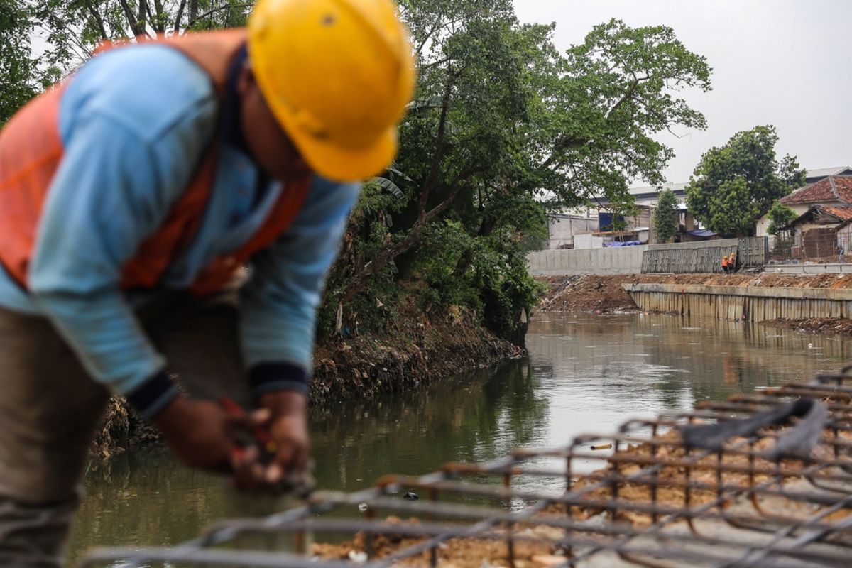 Pekerja menyelesaikan proyek normalisasi Sungai Ciliwung di kawasan Bukit Duri, Jakarta, Selasa (26/9/2017). Proyek di kawasan itu memasuki tahap pemasangan dinding turap untuk menguatkan bantaran agar tidak longsor sekaligus sebagai salah satu antisipasi banjir.