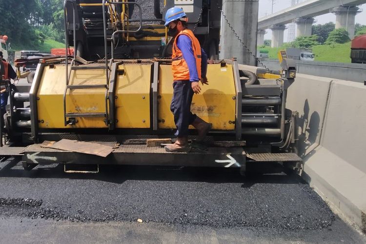 Ilustrasi perbaikan jalan di ruas Tol Jakarta-Cikampek