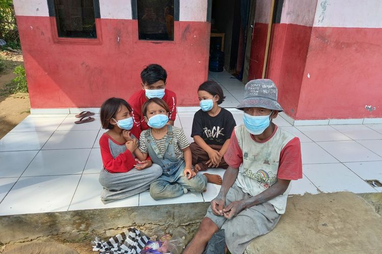 Tanto dan empat anaknya saat berada di rumahya di Kecamatan Bayah, Kabupaten Lebak, Banten. Anak-anak Tanto tidak punya seragam saat hendak sekolah tatap muka.