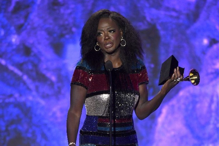 Aktris Viola Davis menerima Grammy untuk Audio Book, Narration and Storytelling Recording di Grammy Awards 2023 yang digelar di Crypto.com Arena, Los Angeles, California, Minggu (5/2/2023).