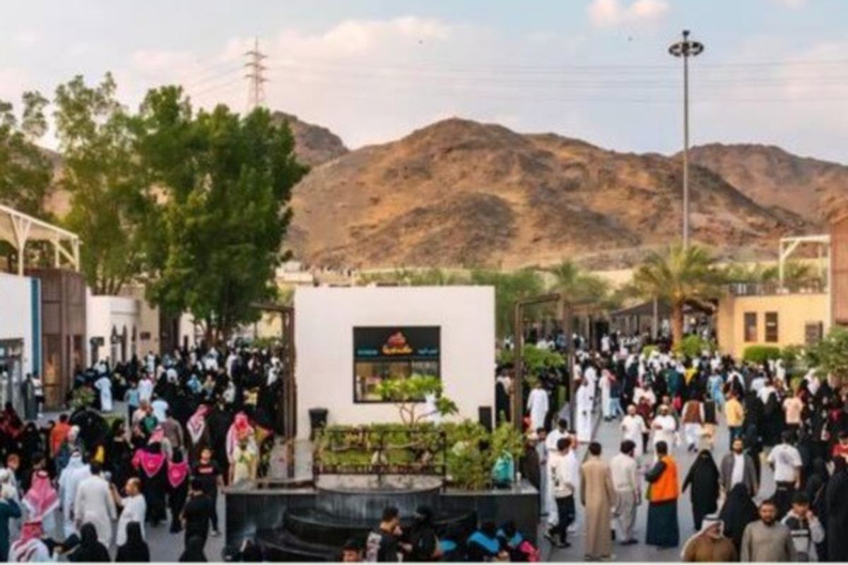 Mushaf Al Quran berusia 3 abad dipamerkan di Museum Al Quran yang berada di bawah kaki Gua Hira, Makkah. 